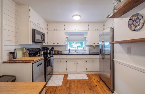 Lakeland Casa | The Cumberland Cottage Downtown, Florida Southern College, Lake Morton- Sleeps10