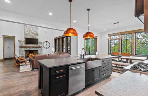 Banner Elk Casa | The Dark Knight at Eagles Nest