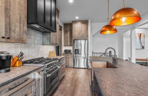 Banner Elk Casa | The Dark Knight at Eagles Nest