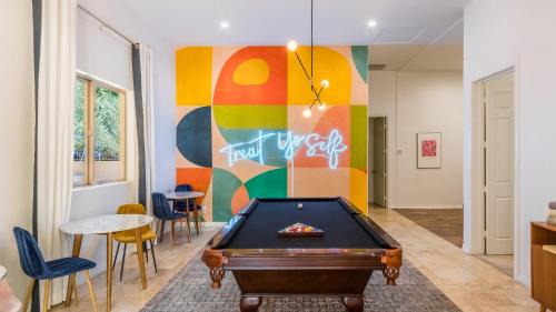 Indio Villa | The Date Palm Estate by AvantStay Expansive Estate w Game room Backyard Oasis w Pool Spa