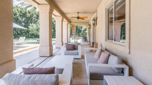 Indio Villa | The Date Palm Estate by AvantStay Expansive Estate w Game room Backyard Oasis w Pool Spa