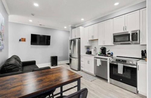 Kingman Park Apartamento | The DC Getaway+2BD condo+Private Parking