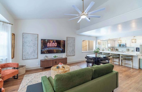 Northeast Reno Casa | The Deco Retreat - UNR - Pet Friendly