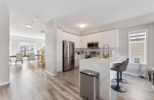 Ajax Casa | The Devineridge Executive House