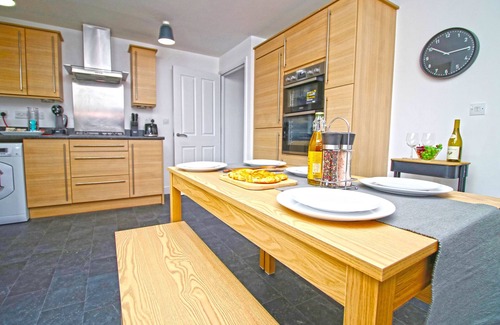 Newport Casa | The Dock House - Newport City Centre - Sleeps 7