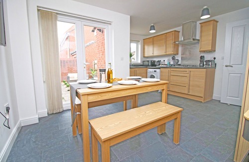 Newport Casa | The Dock House - Newport City Centre - Sleeps 7