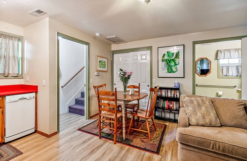 Siskiyou-Hargadine Historic District Apartamento | The Dogwood Suite at Tudor House Alquileres vacacionales