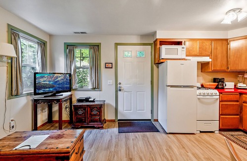 Siskiyou-Hargadine Historic District Apartamento | The Dogwood Suite at Tudor House Alquileres vacacionales