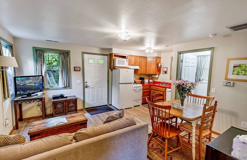 Siskiyou-Hargadine Historic District Apartamento | The Dogwood Suite at Tudor House Alquileres vacacionales