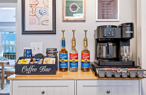 Southern Coast Apartamento | The Downtown Den - King Bed, Dog Friendly, Fire Pit, Parking, Family Friendly