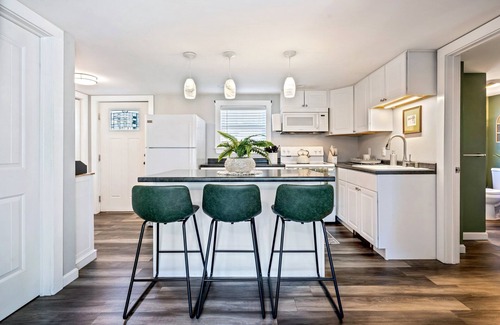 Southern Coast Apartamento | The Downtown Den - King Bed, Dog Friendly, Fire Pit, Parking, Family Friendly