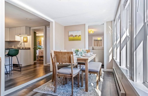 Southern Coast Apartamento | The Downtown Den - King Bed, Dog Friendly, Fire Pit, Parking, Family Friendly