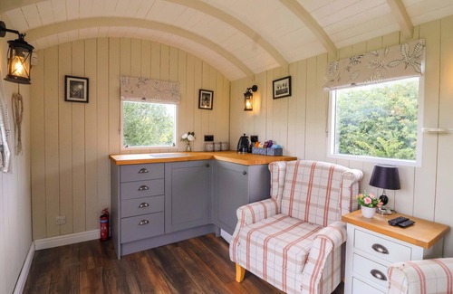 Mappleton Cabaña | THE DRAGONFLY, romantic, with a garden in Hornsea