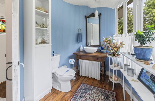 Stroudsburg Casa | The Eclectic Shamba Inn -Private Creek Access / Sunroom / Firepit/ Dog Friendly