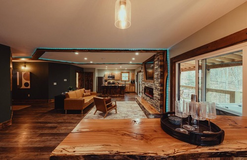 South Bloomingville Cabina | The Edge - Escape to The Edge Cabin in Hocking Hills, OH! This cozy retreat features a private hot tub, fire pit, gas grill, and more. Perfect for up to 6 guests, it’s minutes from hiking, waterfalls, and caves. Book your stay today!