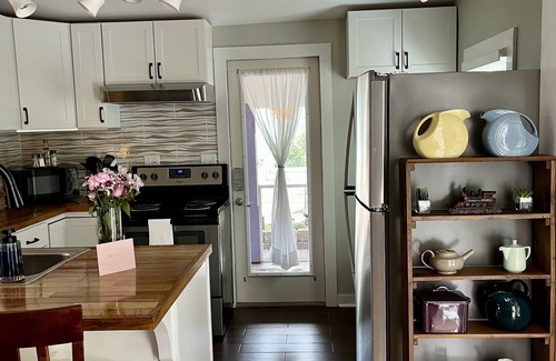 Jonesborough Cabaña | The Eggplant Cottage - Walking distance to downtown historic Jonesborough!!