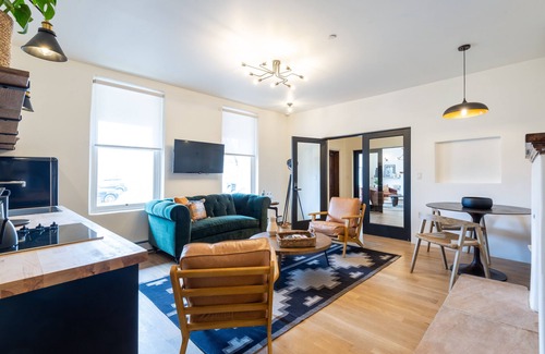 Santa Fe Apartamento | The "Ella-Mila" - Classy 2 Bedroom with en-suites - steps from the Plaza