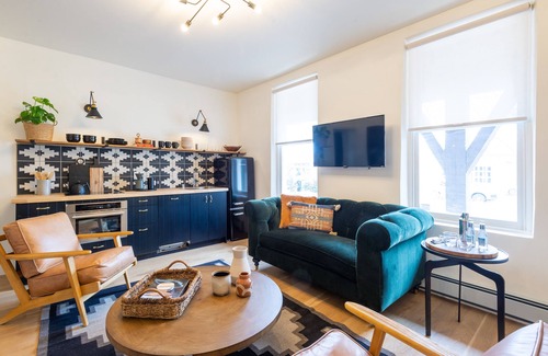 Santa Fe Apartamento | The "Ella-Mila" - Classy 2 Bedroom with en-suites - steps from the Plaza