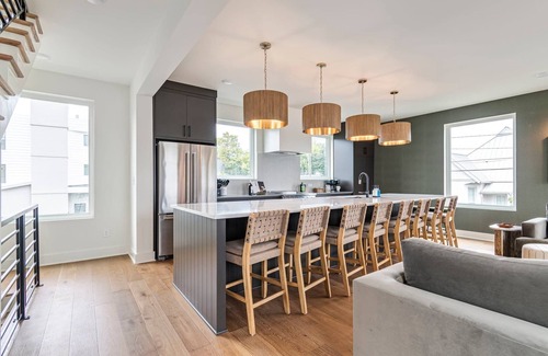 Chestnut Hill Casa | The Elmwood – Brand New, Rooftop Lounge w/Firepit