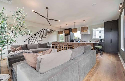 Chestnut Hill Casa | The Elmwood – Brand New, Rooftop Lounge w/Firepit