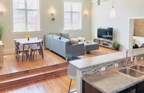 Siloam Springs Apartamento | The Ember Suite is perfect for that family weekend getaway or an extended stay!