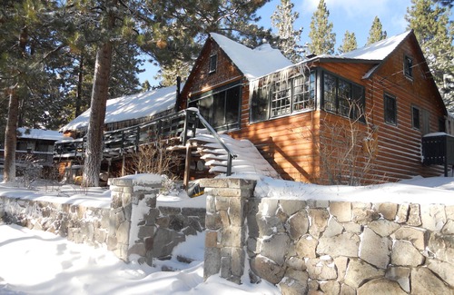 Zephyr Cove Cabina | El epítome de encanto rústico con instalaciones modernas.