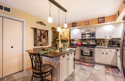 Hoffman Estates Casa | The Estates Suite con estacionamiento y espacio de oficina