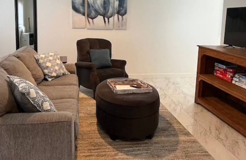 Bryson City Apartamento | The Everett Suite above Dolce, Bryson City, walk to restaurants and GSMRailroad