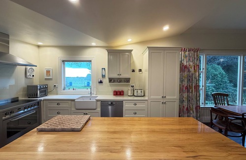 Southland Villa | The Exchange, 1880 Historic Villa, spacious & warm with 4 bedrooms & 2 bathrooms