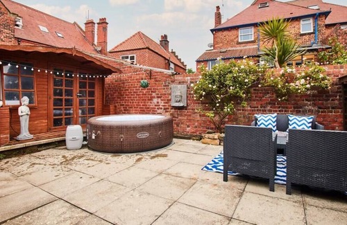 Robin Hood's Bay Villa | The Exquisite Gem of Robins Hood's Bay - Hot Tub