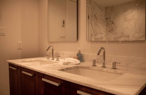 Downtown Victoria Condominio | The Falls by Victoria Royal Vacations