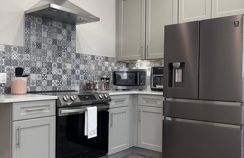 Downtown Niagara Falls Casa | The Falls House - Luxury Modern 3 Bedrooms Apt