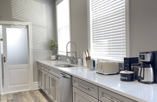 Downtown Niagara Falls Casa | The Falls House - Luxury Modern 3 Bedrooms Apt