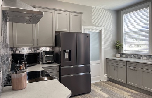 Downtown Niagara Falls Casa | The Falls House - Luxury Modern 3 Bedrooms Apt