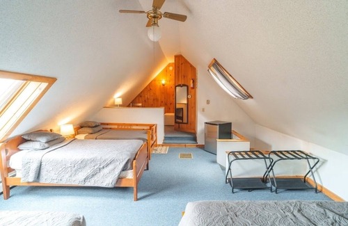 Peru Otro | The Farm @ Worthley Pond, Farmhouse, Rustic Barn, Private Beach, hot tub, sauna