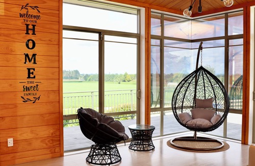 Tamahere Casa | The Farmette on top of the hill, with great views, and friendly animals