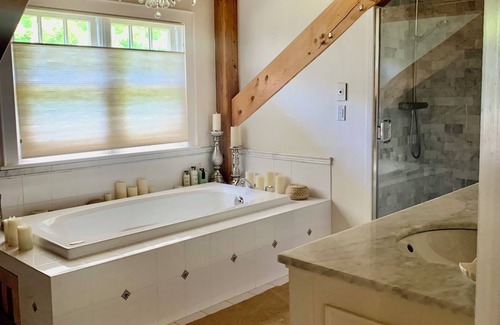 Essex Junction Otro | The Farmhouse at Bixby Hill - Post & Beam - Mountain Views - Private Estate