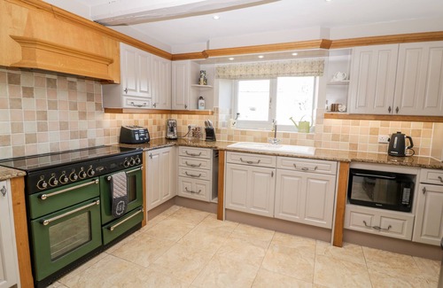 Tunstall Casa | THE FARMHOUSE, pet friendly, with hot tub in Biddulph
