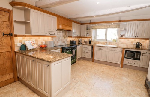 Tunstall Casa | THE FARMHOUSE, pet friendly, with hot tub in Biddulph