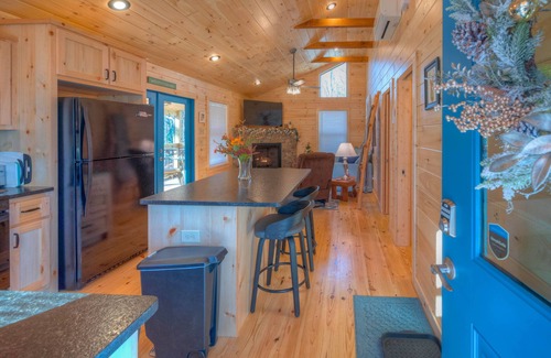 Murphy Cabina | The Fawn at Deer Ridge - Escape to a King bed and dog yard-Get Away From It All!