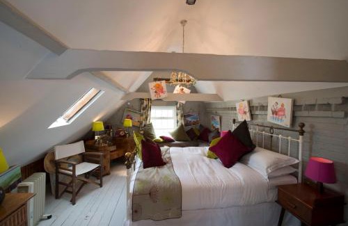 Brabourne Hotel | The Five Bells Inn