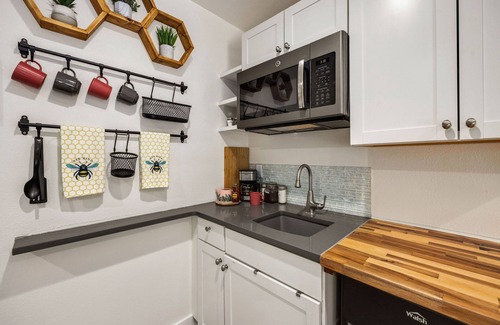 University Park Apartamento | The Fox Den in Old Town! Pool, Sauna & Game Room