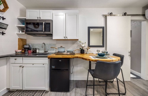 University Park Apartamento | The Fox Den in Old Town! Pool, Sauna & Game Room