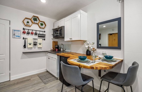 University Park Apartamento | The Fox Den in Old Town! Pool, Sauna & Game Room
