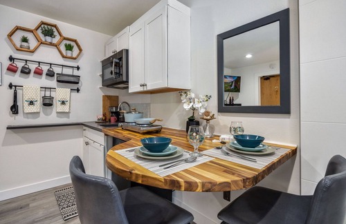 University Park Apartamento | The Fox Den in Old Town! Pool, Sauna & Game Room