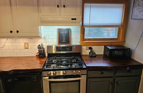 Bath Casa | The Fox Den w/Hot Tub, Pool & Lake