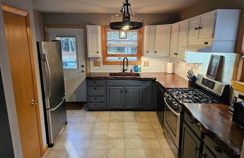 Bath Casa | The Fox Den w/Hot Tub, Pool & Lake