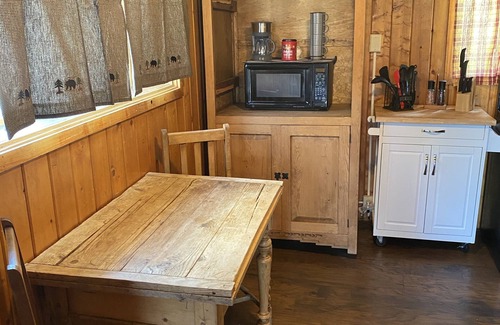 Creede Cabina | THE FRAN - WALK EVERYWHERE IN DOWNTOWN CREEDE! 1 bedroom, 1 bath (SLEEPS 2)