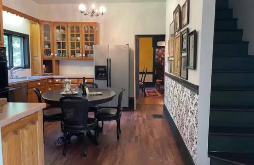 Bellville Apartamento | The Frederick Fitting House with billiards & hot tub.