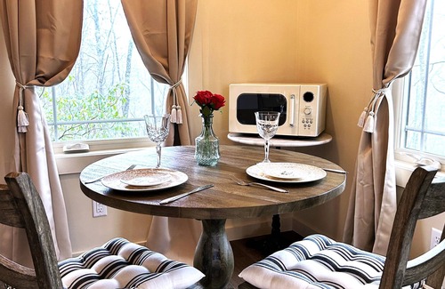 Brevard Cabaña | The French Cottage for a Romantic Getaway